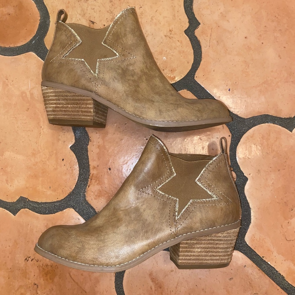 Very Cute Brown Short Boots With a Star